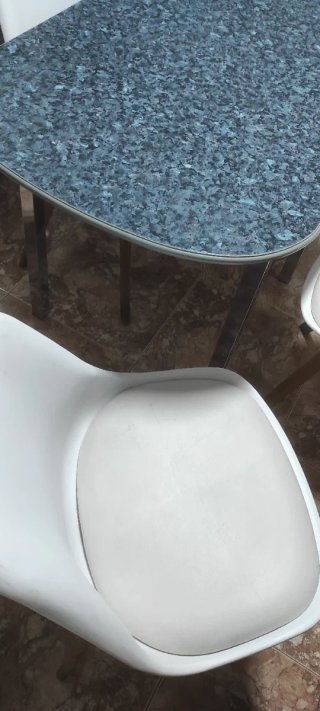 Mesa de cocina con 4 sillas blancas