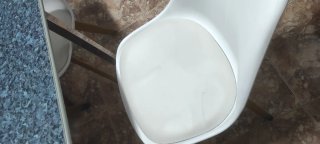 Mesa de cocina con 4 sillas blancas