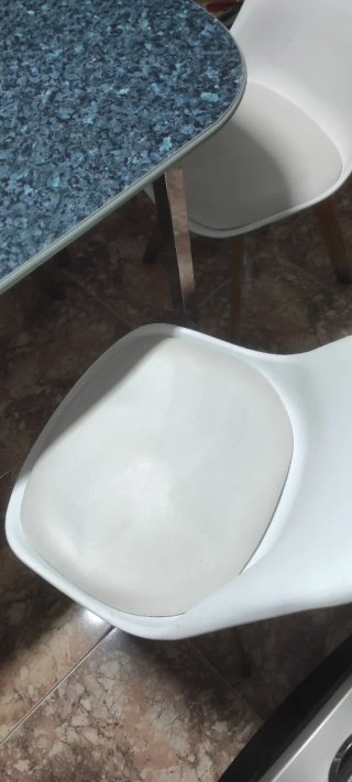 Mesa de cocina con 4 sillas blancas