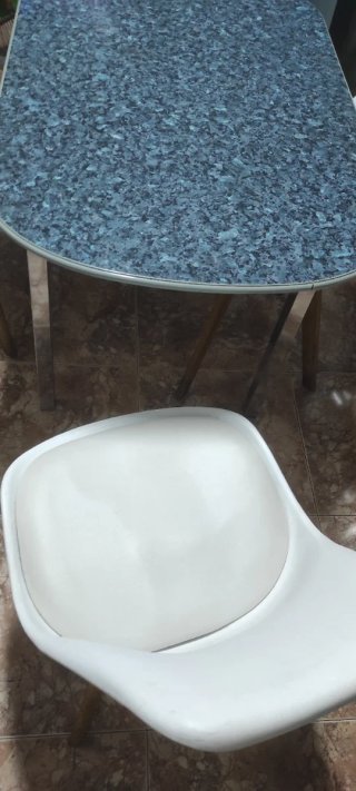 Mesa de cocina con 4 sillas blancas