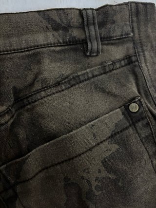 Pantalón vaquero estampado mapa mundo