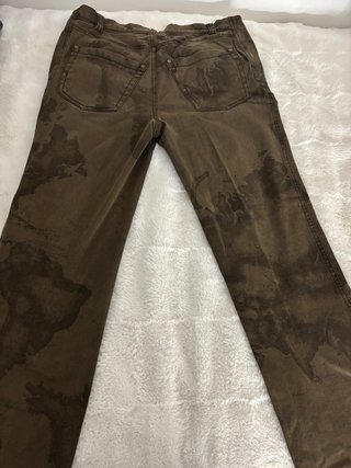 Pantalón vaquero estampado mapa mundo