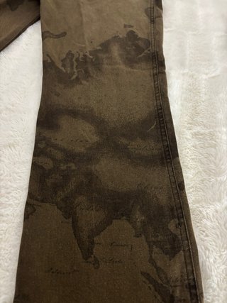 Pantalón vaquero estampado mapa mundo