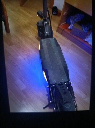 Patinete eléctrico Smartgyro con su cargador