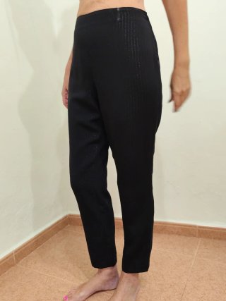 Pantalón negro con detalles brillantes