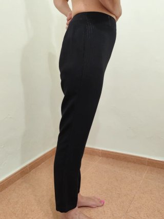 Pantalón negro con detalles brillantes