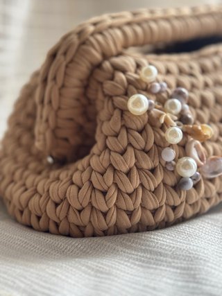 Borsa uncinetto beige con perle e conchiglie