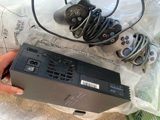 PlayStation 2 Negra con Mandos y Tarjeta Memoria.