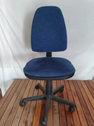 Silla de oficina azul y negra