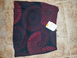 Falda corta geométrica negra y roja