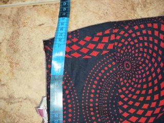 Falda corta geométrica negra y roja