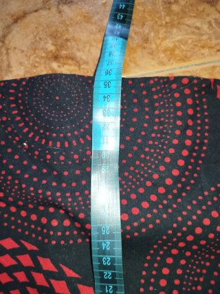 Falda corta geométrica negra y roja