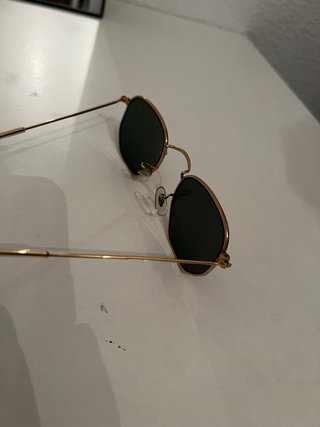 Gafas de sol doradas y verdes