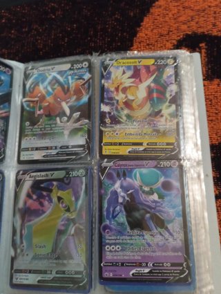 Cartas de Pokémon como unas 250.