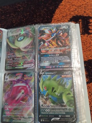 Cartas de Pokémon como unas 250.