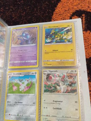 Cartas de Pokémon como unas 250.