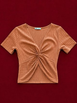 Top canalé naranja con nudo y escote V