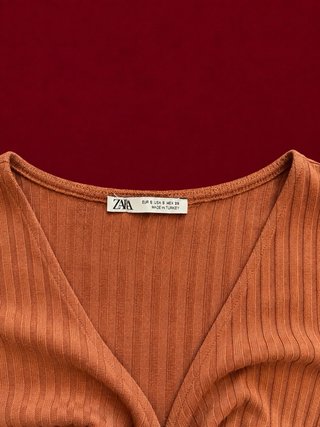 Top canalé naranja con nudo y escote V