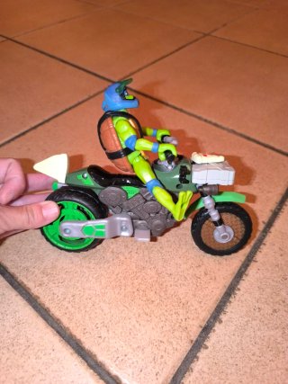 Moto y figura Tortuga Ninja