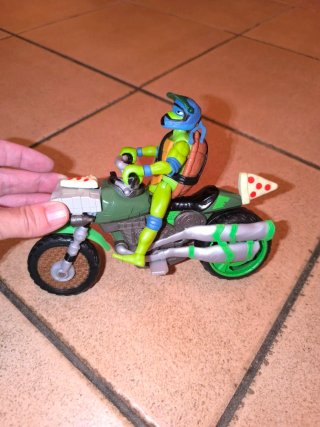 Moto y figura Tortuga Ninja