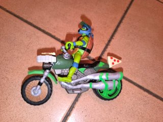 Moto y figura Tortuga Ninja