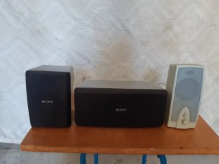 Altavoces Sony Negros y Blancos