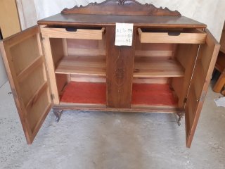 Mueble de madera con puertas