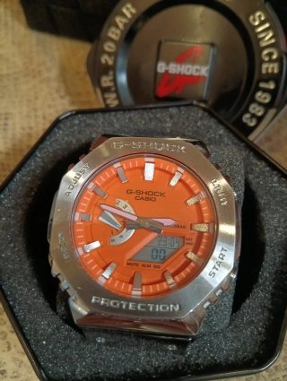Reloj G-Shock Naranja y Plateado.