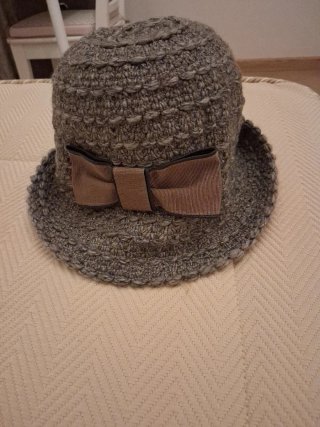 Sombrero de mujer tejido con lazo