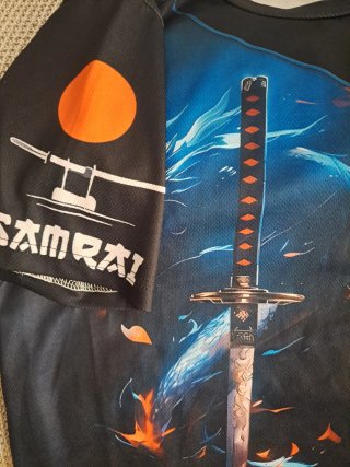 Camiseta Estampada Katana Dragón
