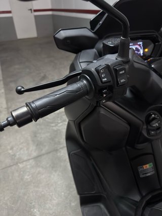 Yamaha XMAX 300 (2024) – 5.500 km – Como nueva