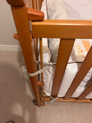 Cuna de madera con colchón
