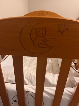 Cuna de madera con colchón