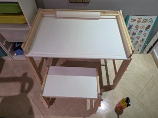 Mesa y silla infantil de madera