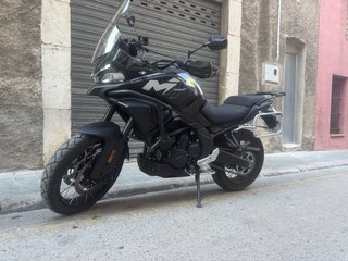 Moto Adventure Negra con garantía por 3 años