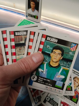 Unas 100 cartas super gol. Años 90. Cards, futbol, marca.