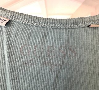 Camiseta Guess con pedrería