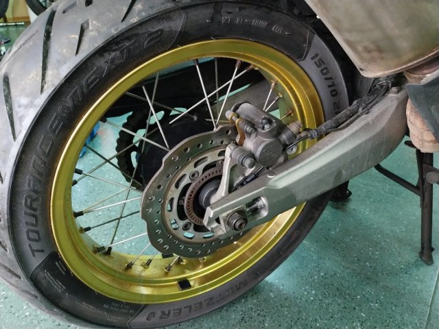 Honda Africa Twin rueda delantera y trasera