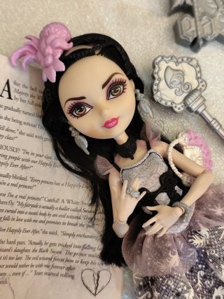 Muñeca Ever After High Duchess Swan