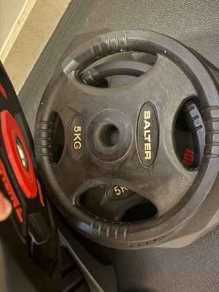 Attrezzatura da palestra con rack, barra e dischi