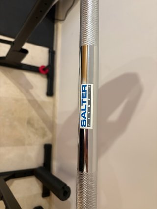 Attrezzatura da palestra con rack, barra e dischi