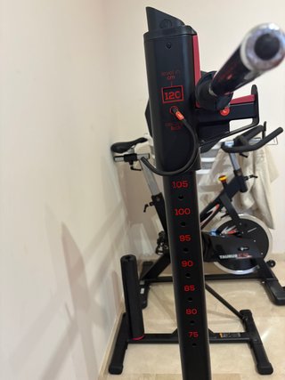 Attrezzatura da palestra con rack, barra e dischi