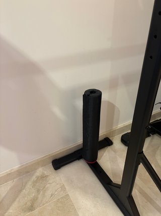 Attrezzatura da palestra con rack, barra e dischi