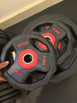 Attrezzatura da palestra con rack, barra e dischi