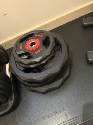 Attrezzatura da palestra con rack, barra e dischi