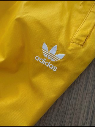 Pantalones Adidas Amarillos con Rayas