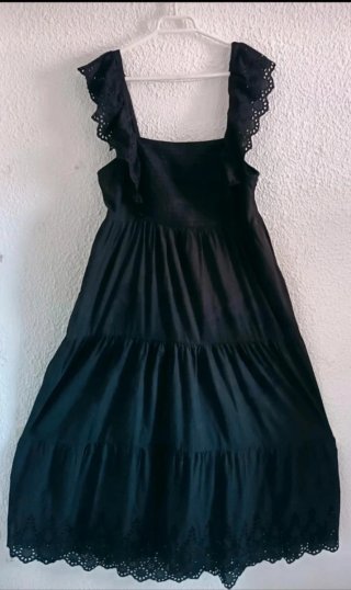 Vestido  con volantes y bordados efecto reductor.