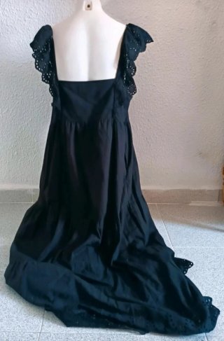 Vestido  con volantes y bordados efecto reductor.