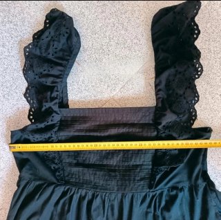 Vestido  con volantes y bordados efecto reductor.