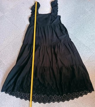 Vestido  con volantes y bordados efecto reductor.